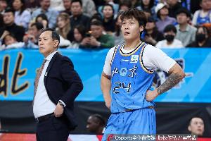 解说：北京这上半场的进攻一言难尽 折腾半天最后还是单打